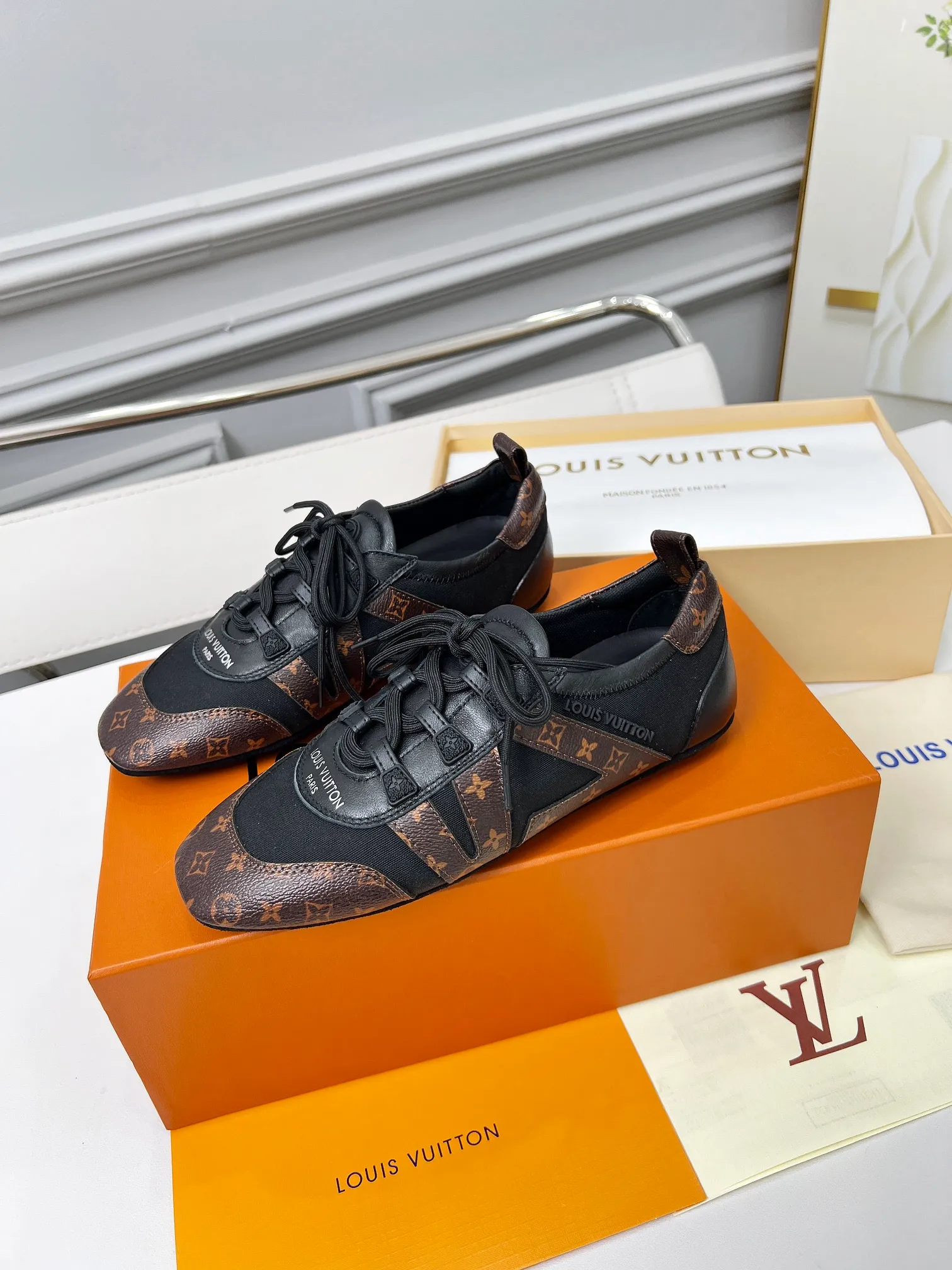 👟👟Ex-factory price 600👟👟 LV Sneakerina ballet-style sneakers are made of soft sheepskin and suede cow leather trimmings, and Monogram canvas is used to write the LV letters on the side, combining the light structure of ballet shoes with the comfortable texture of sneakers. Sacchetto craftsmanship and an injection-molded outsole complete the package, allowing for flexibility in a variety of looks. Code number: 35~41, colors are being updated...